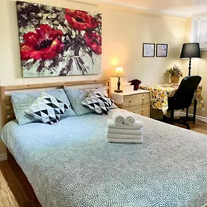 Perfect Home-private Washrooms,free Parking,high Speed Net Homestay Toronto
